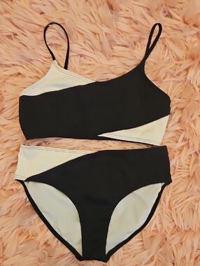 Girls Abercrombie kids Black & White Bikini. Size 11/12